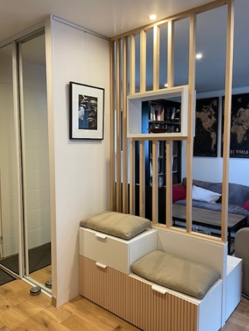 Photo entrée de maison avec penderie fermée avec un miroir et espace pour s'assoir