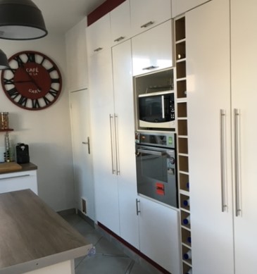 Photo armoire de cuisine blanche avec portes fermées