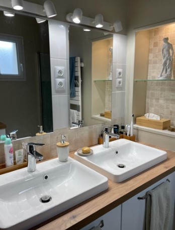 Photo doubles lavabos de salle de bain blancs