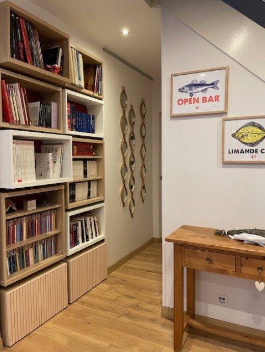 Photo bibliothèque avec livres encastrés dans un mur
