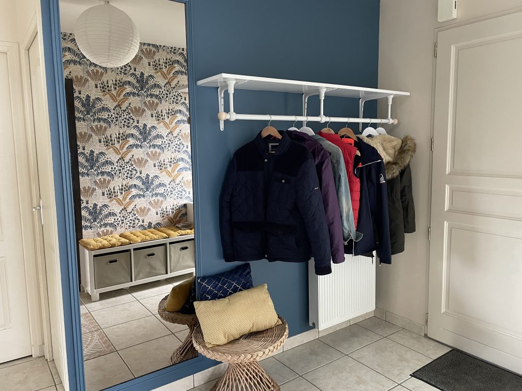 Photo penderie portant avec vêtements